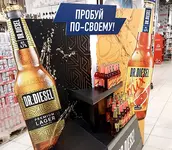 Напольный дисплей с вырезными элементами